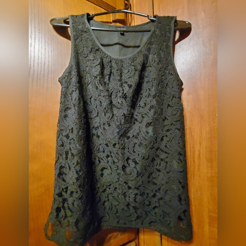 Talbots fully lined lace sleeveless top - Size 4 (EUC)